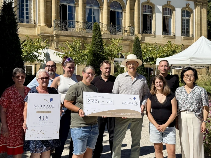 Photo avec le chèque et l 'équipe de l'hôtel du peyrou